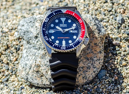 Seiko SKX009 Automatic | 10 Watches that can take a summer beating by Dappered.com